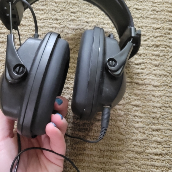 HOWARD LEIGHT Black Over-Ear Headphones - Picture 8 of 11